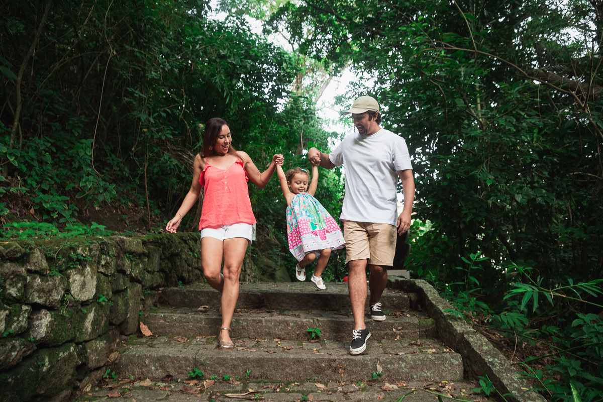 ensaio fotografico em familia no parque da catacumba mae e filha e pai descendo as escadas sorrindo