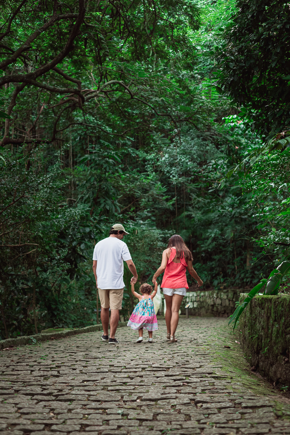 ensaio fotografico em familia no parque da catacumba pai mae e filha andando juntos pelo parque