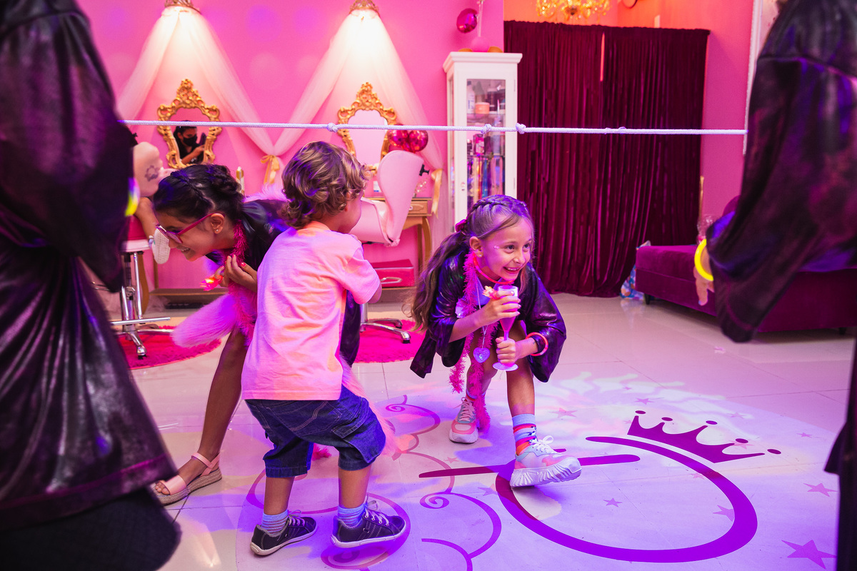 Bebela 7 anos princesas beauty party spa spainfantil dia de princesa aniversario infantil aniversario de menina fotos de festa infantil cor de rosa roxo lilais dourado neon