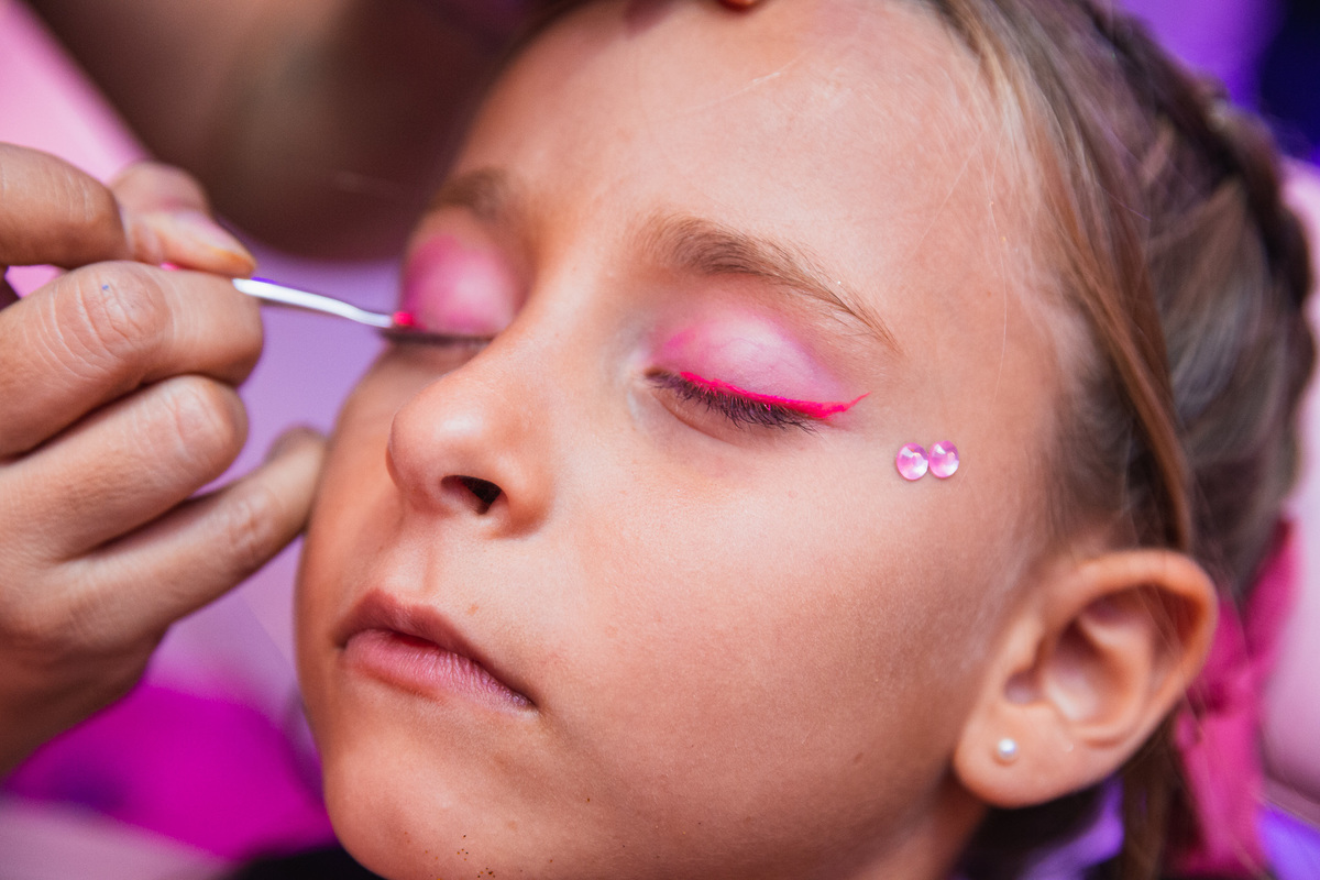 Bebela 7 anos princesas beauty party spa spainfantil dia de princesa aniversario infantil aniversario de menina fotos de festa infantil cor de rosa roxo lilais dourado neon
