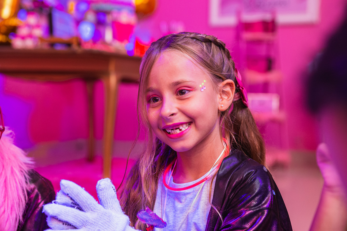 Bebela 7 anos princesas beauty party spa spainfantil dia de princesa aniversario infantil aniversario de menina fotos de festa infantil cor de rosa roxo lilais dourado neon