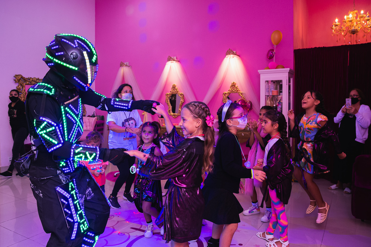 Bebela 7 anos princesas beauty party spa spainfantil dia de princesa aniversario infantil aniversario de menina fotos de festa infantil cor de rosa roxo lilais dourado neon