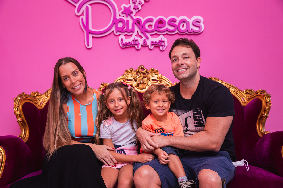 Bebela 7 anos princesas beauty party spa spainfantil dia de princesa aniversario infantil aniversario de menina fotos de festa infantil cor de rosa roxo lilais dourado neon