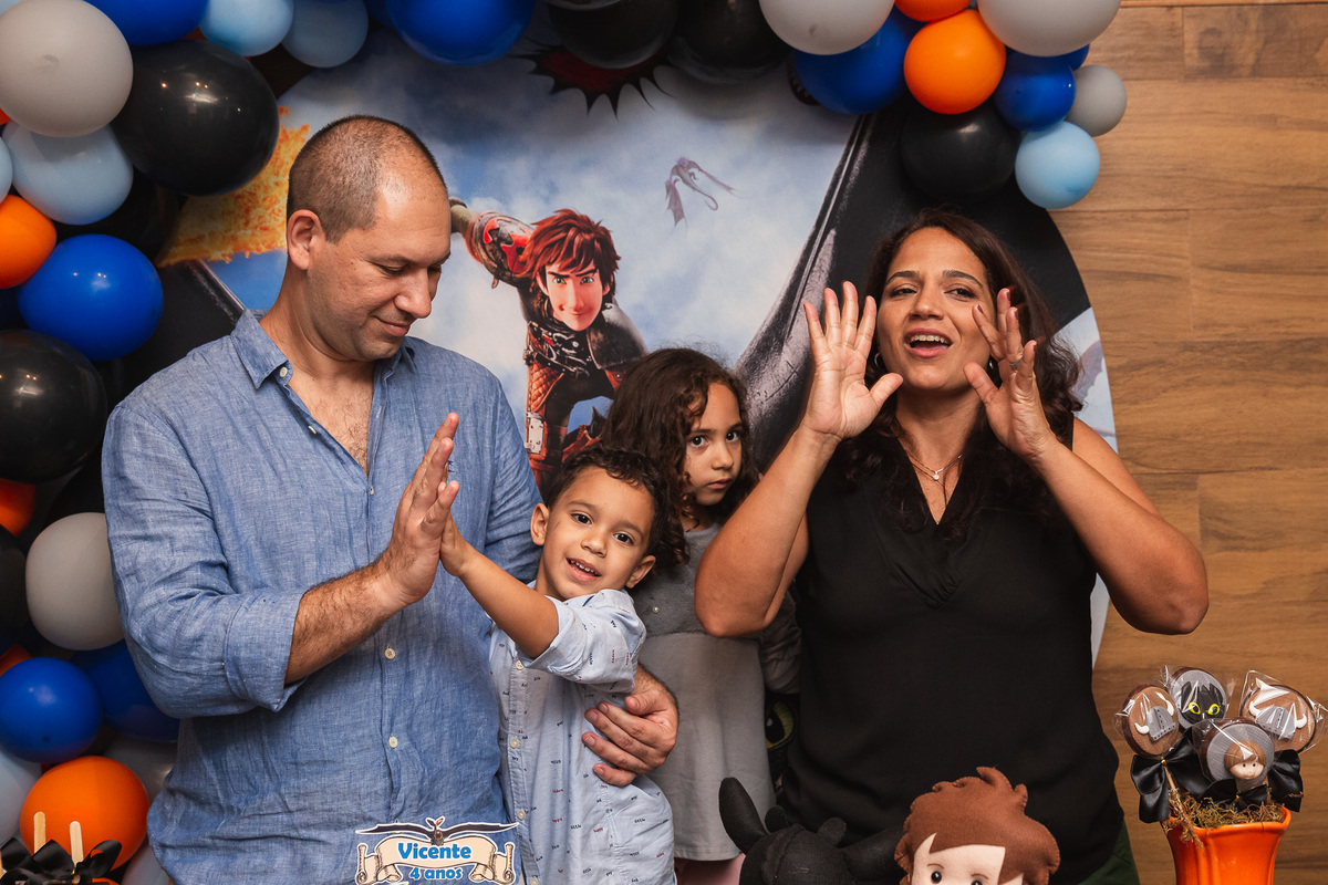 #vicente #vicente4 #4anos #aniversárioinfantil #aniversario4anos #famíliareunida #comotreinarseudragao #decoracaocomotreinarseudragao #pulapula #alegriadefine #vilapindorama #festaemfamilia #diversaoemfamilia #aniversariante #aniversarionaquarentena 
