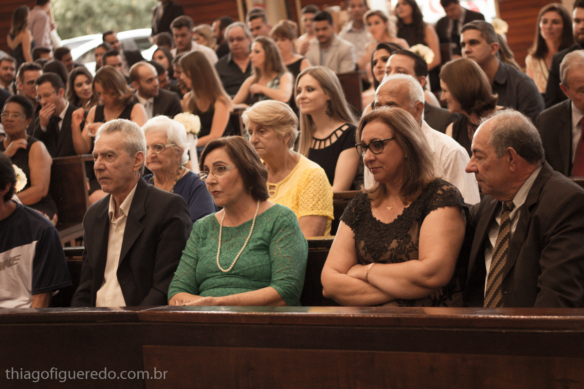 convidados com igreja cheia duraante cumprimentos na imagem do fotógrafo de casamento Bauru SP Thiago Figueredo