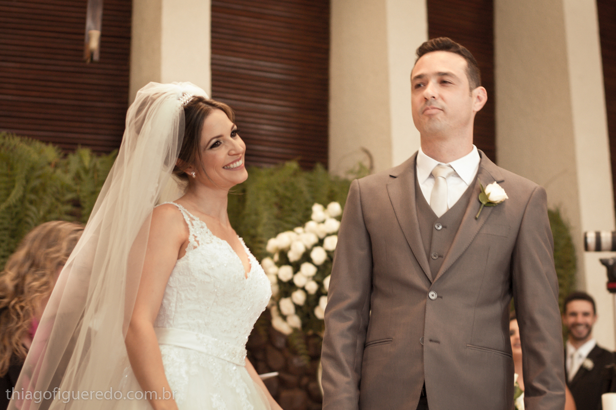 noiva sorrindo e noivo com olhar hilário no click fotógrafo de casamento Bauru SP Thiago Figueredo após cerimónia