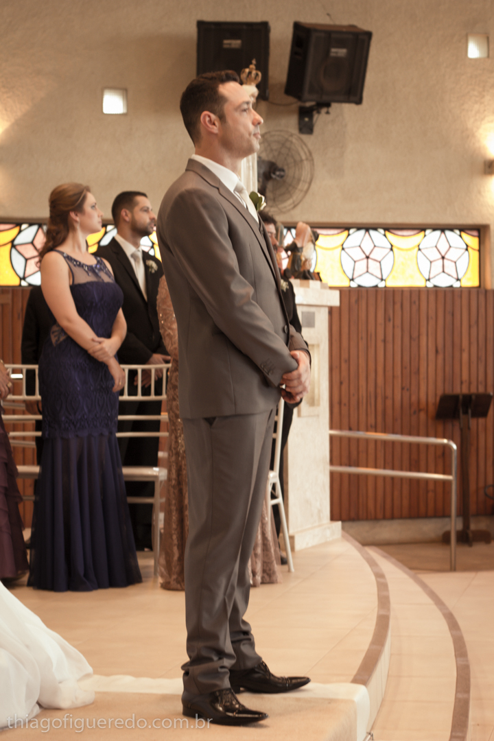 Noivo esperando a noiva no altar no clique do fotógrafo de casamento Bauru SP Thiago Figueredo numa linda cena