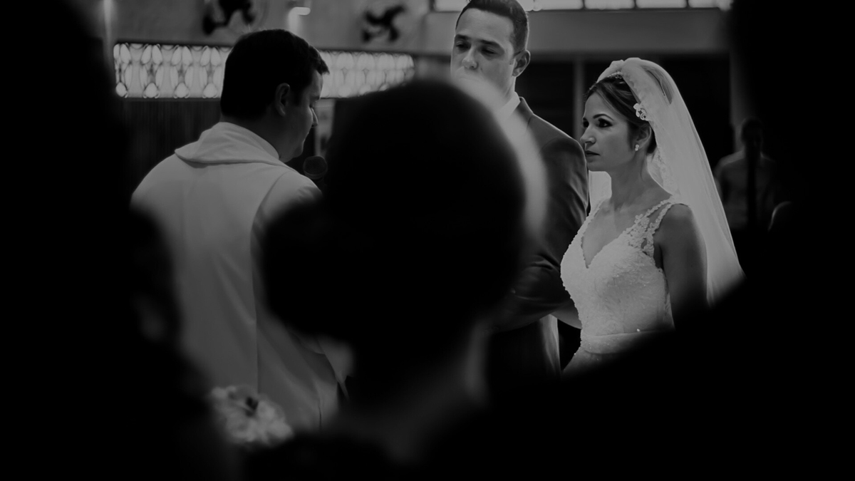 visão atrás dos padrinhos tipo espiando noivos no altar no click do fotógrafo de casamentos Bauru Jaú Thiago Figueredo em preto e branco