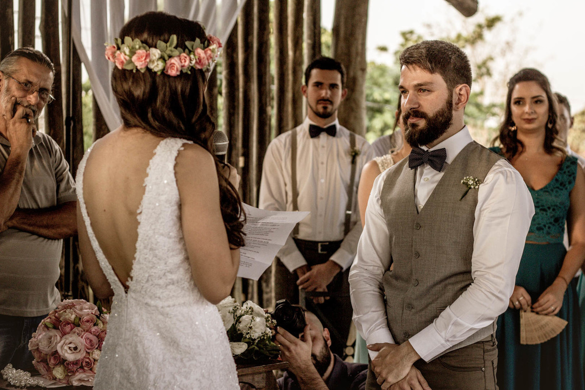 Noiva falando para noivo no click do fotógrafo de casamento Bauru Thiago Figueredo na cerimônia