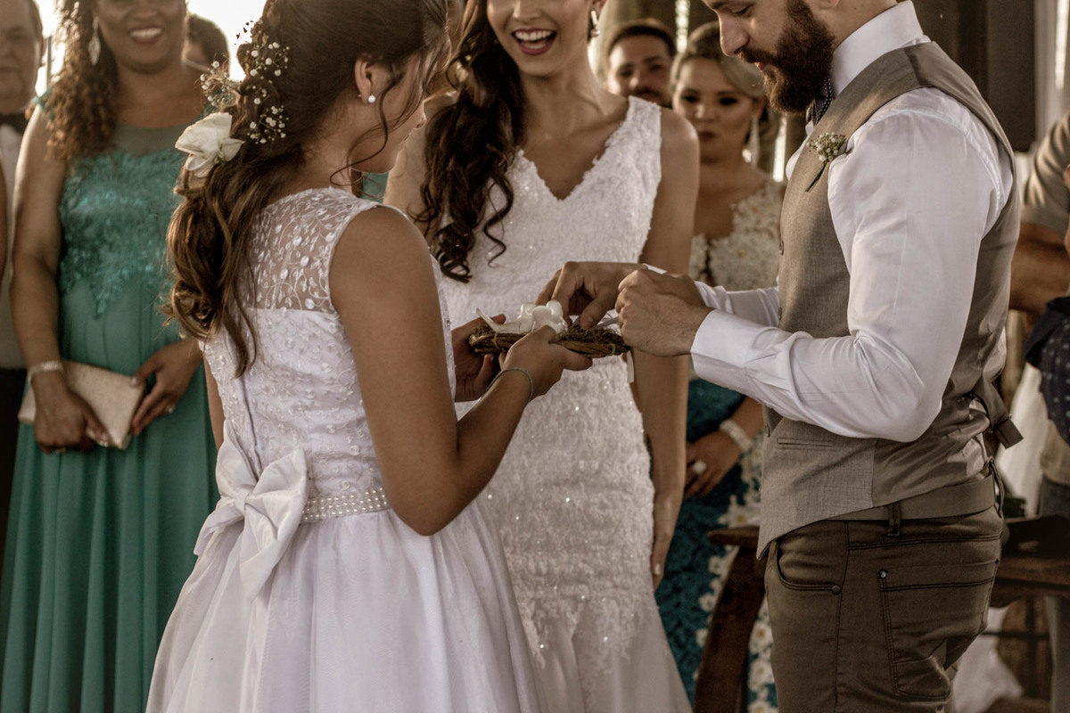 pronto para colocar aliança na noiva o noivo no click do fotógrafo de casamento Bauru Thiago Figueredo concentrado