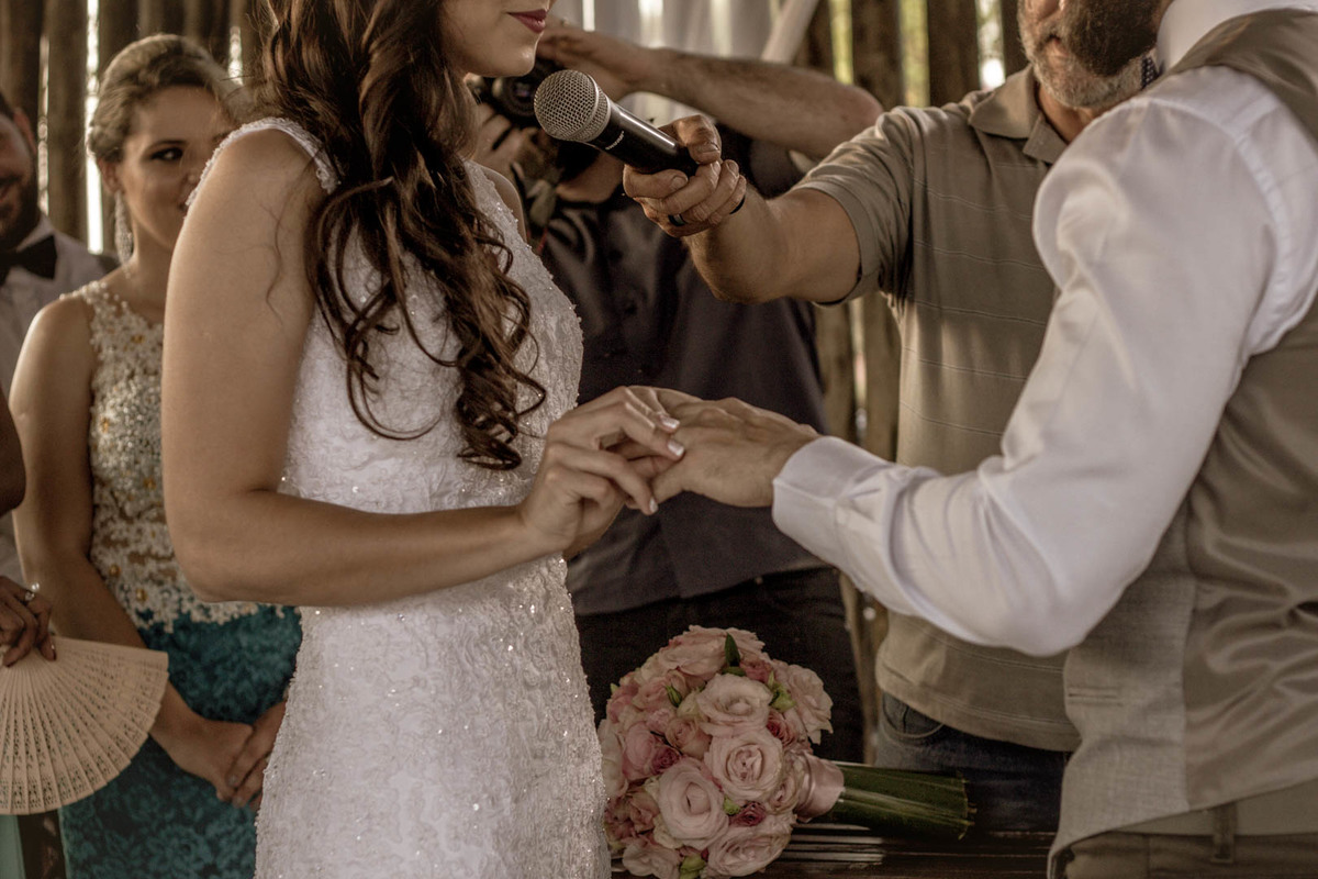 noiva colocando aliança no dedo do noivo no click do fotógrafo de casamento Bauru Thiago Figueredo focando a mão