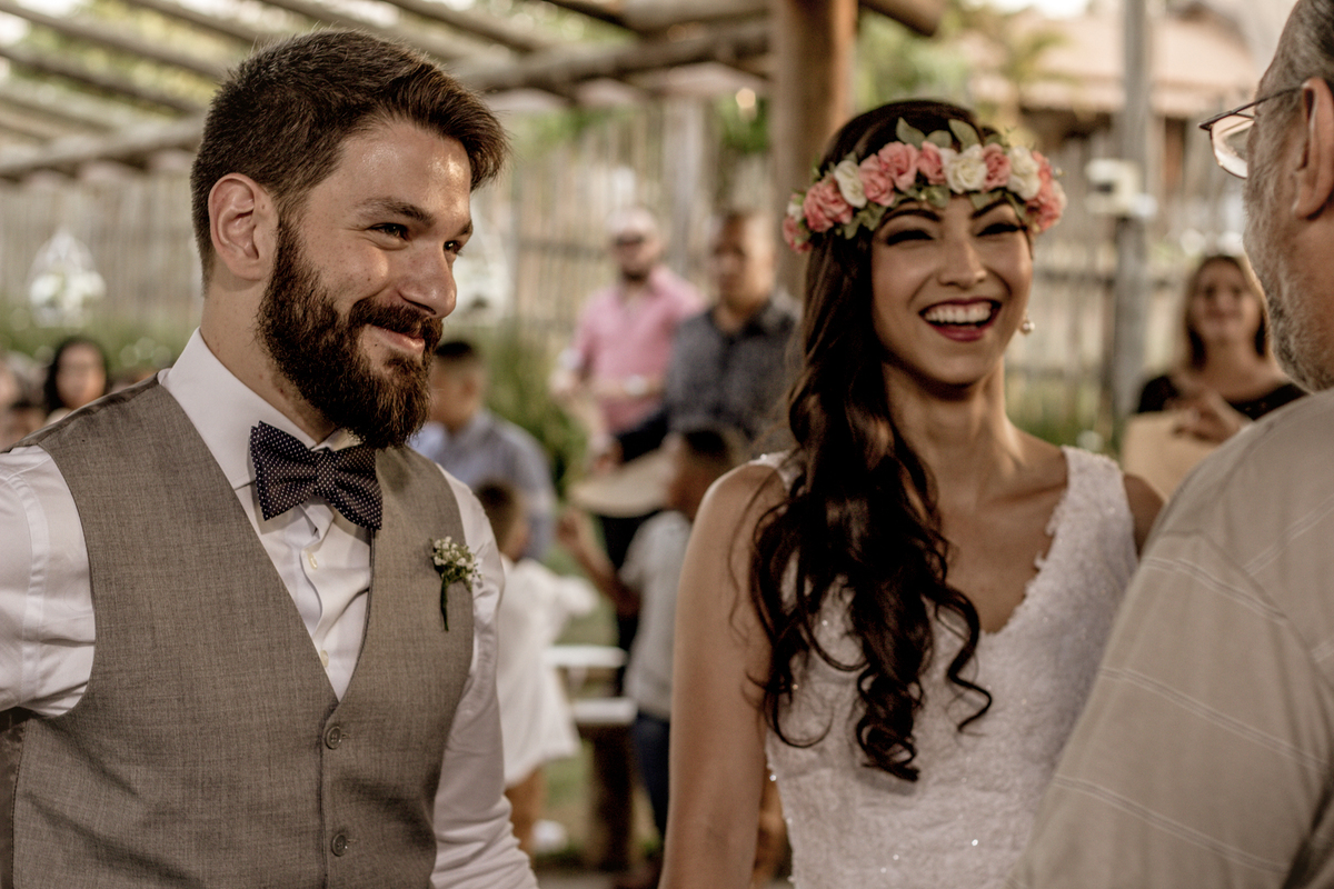 noiva sorrindo para o palestrante no click do fotógrafo de casamento Bauru Thiago Figueredo e noivo focando no palestrante