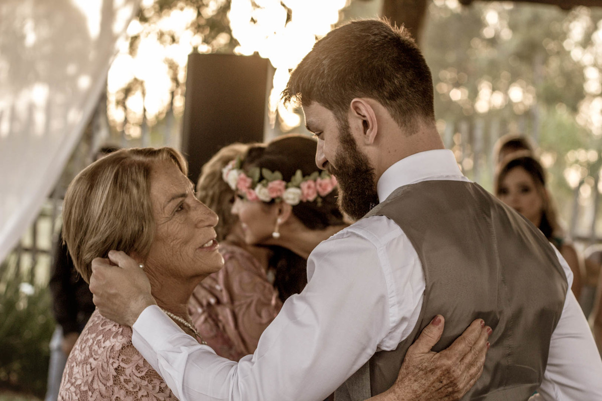 noivo recebendo a avó no no click do fotógrafo de casamento Bauru Thiago Figueredo em cena de ternura