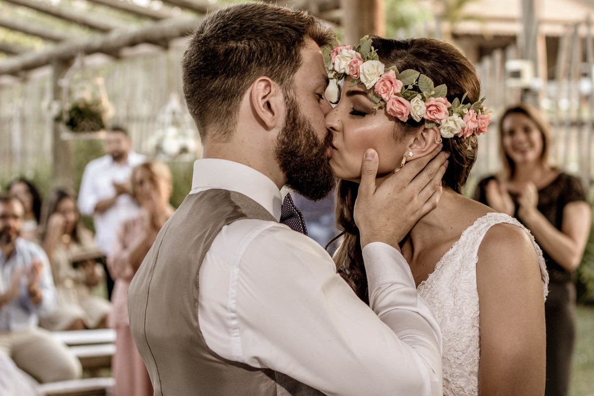 beijando a noiva o noivo segura o rosto no click do fotógrafo de casamento Bauru Thiago Figueredo com carinho 