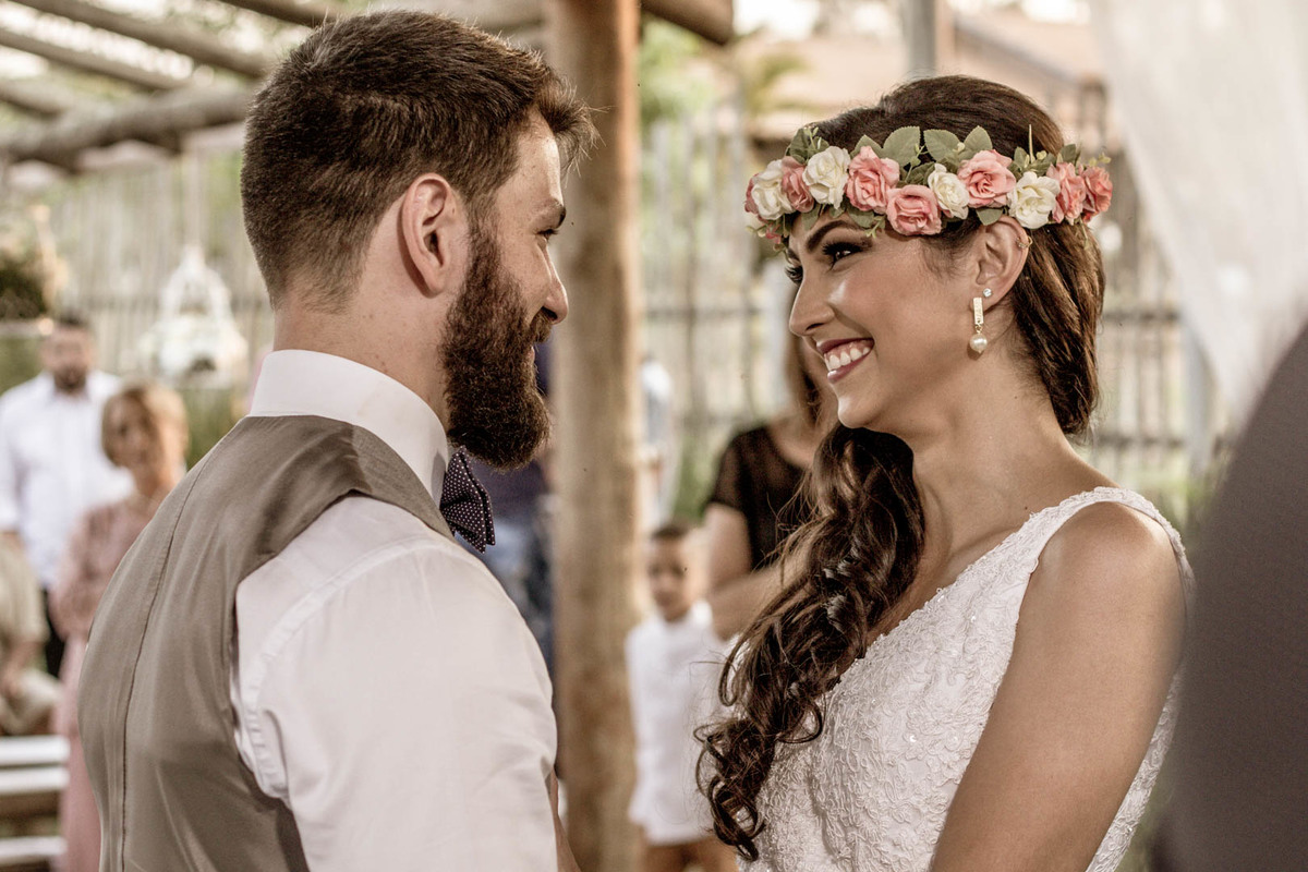 se olhando apaixonadamente no no click do fotógrafo de casamento Bauru Thiago Figueredo os noivos sorriem