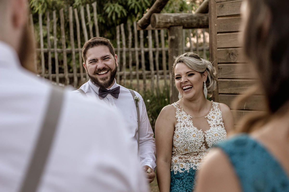 padrinhos sorrindo a beça no click do fotógrafo de casamento Bauru Thiago Figueredo esperando saída dos noivos