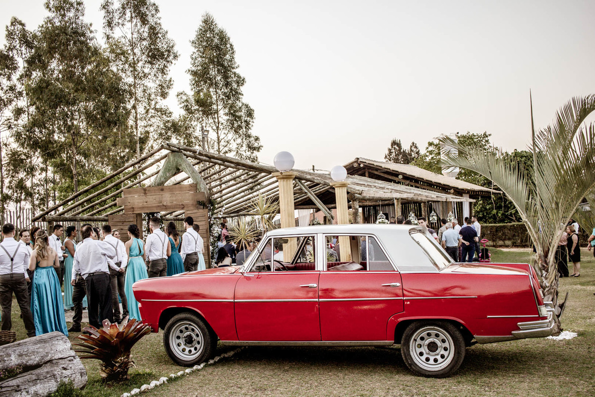 foto plano geral da cerimônia a céu aberto no click do fotógrafo de casamento Bauru Thiago Figueredo e lindo carro antigo vermelho