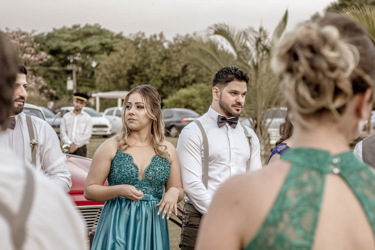 cena descontraída dos  padrinhos no click do fotógrafo de casamento Bauru Thiago Figueredo interagindo