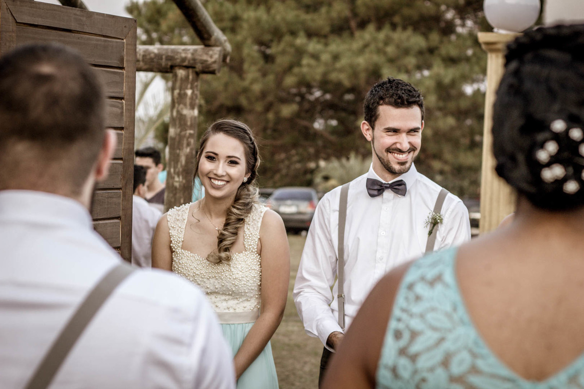 Padrinhos sorrindo no click do fotógrafo de casamento Bauru Thiago Figueredo conversando