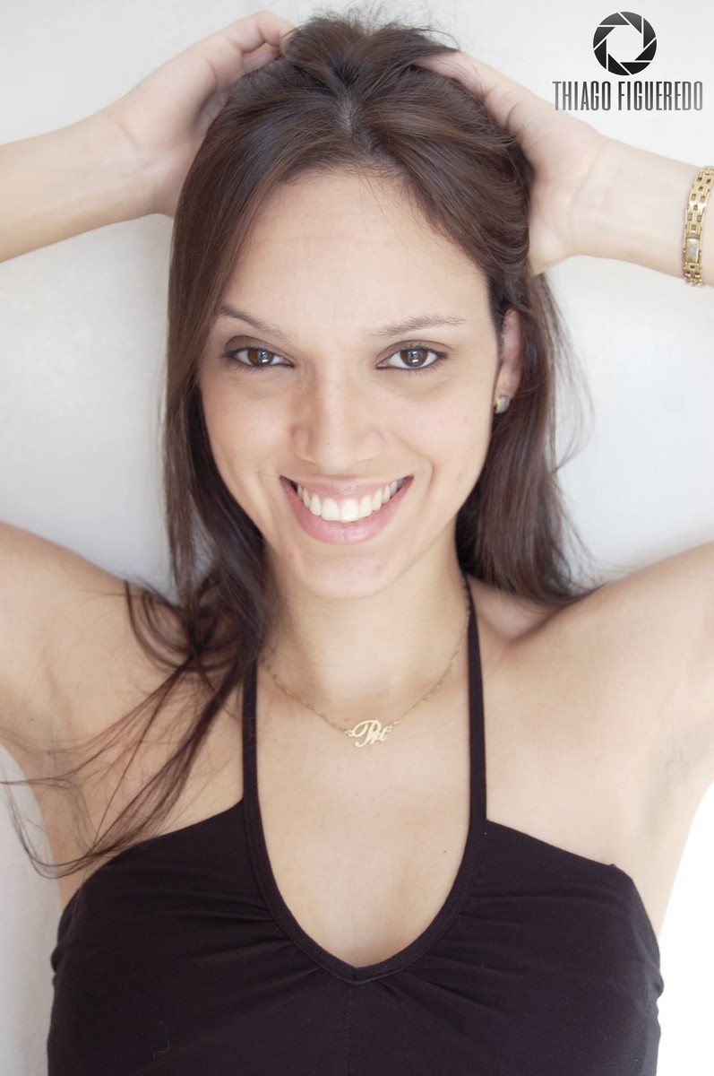 numa pose que parece uma artista, Priscila sorri em seu ensaio fotográfico pelo fotógrafo de ensaio de Jaú diretamente de dentro do conforto de sua casa