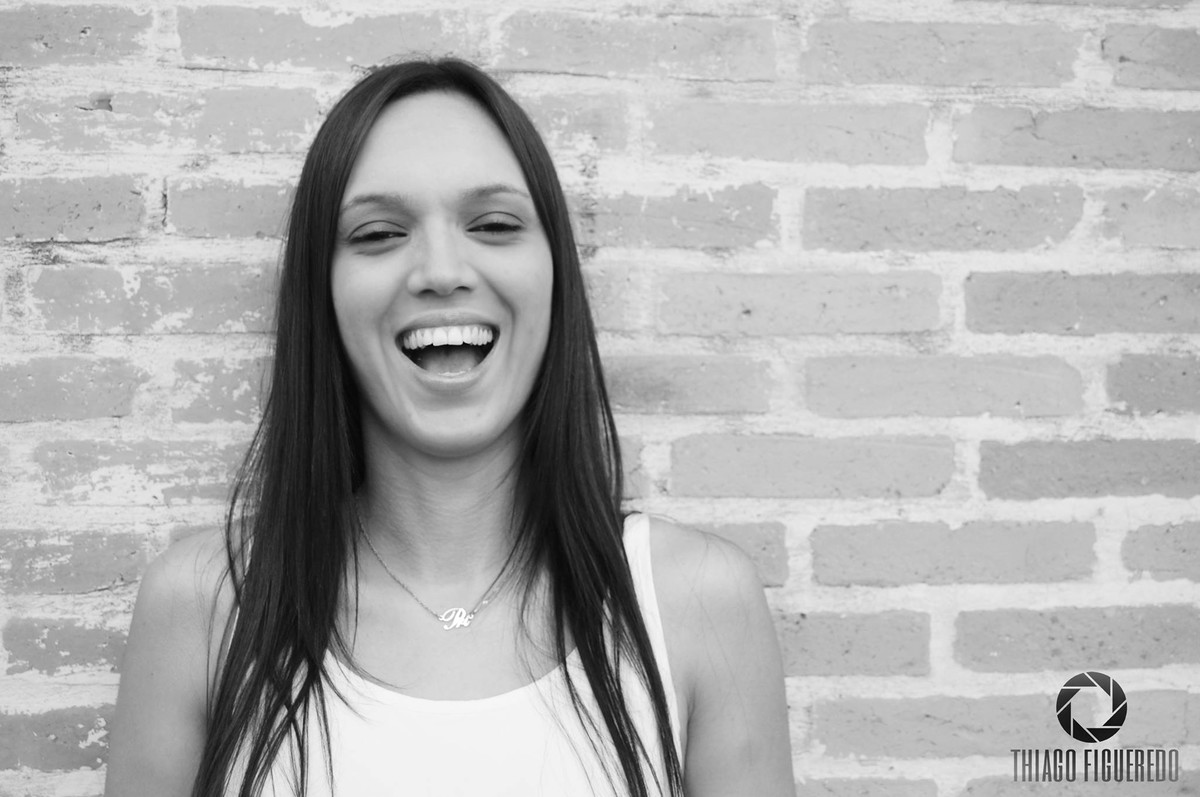 Um sorriso muito sincero e alegre da Priscila em seu ensaio fotográfico pelo fotógrafo de ensaio de Jaú numa bela foto em preto e brancp