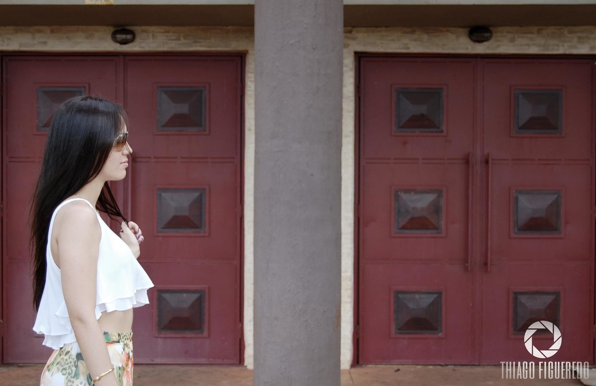 Aproveitando as molduras dos portões de entrada da danceteria Lolla no ensaio fotográfico pelo fotógrafo de ensaio de Jaú, Priscila ajuda a embelezar a imagem