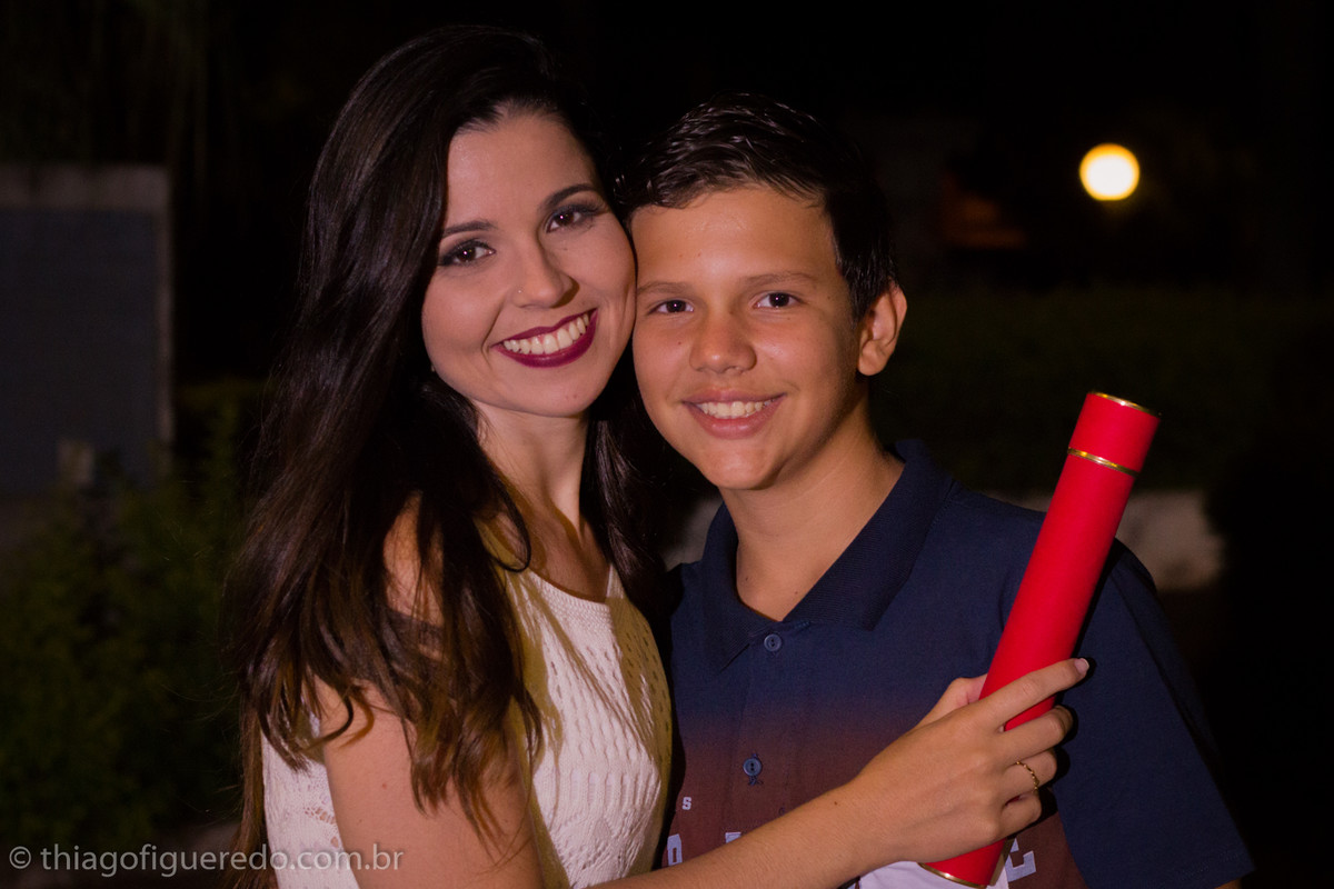 abraçada com o primo vitor após a a colação de grau registrado pelo fotógrafo de formatura Jaú Thiago Figueredo em belos sorrisos