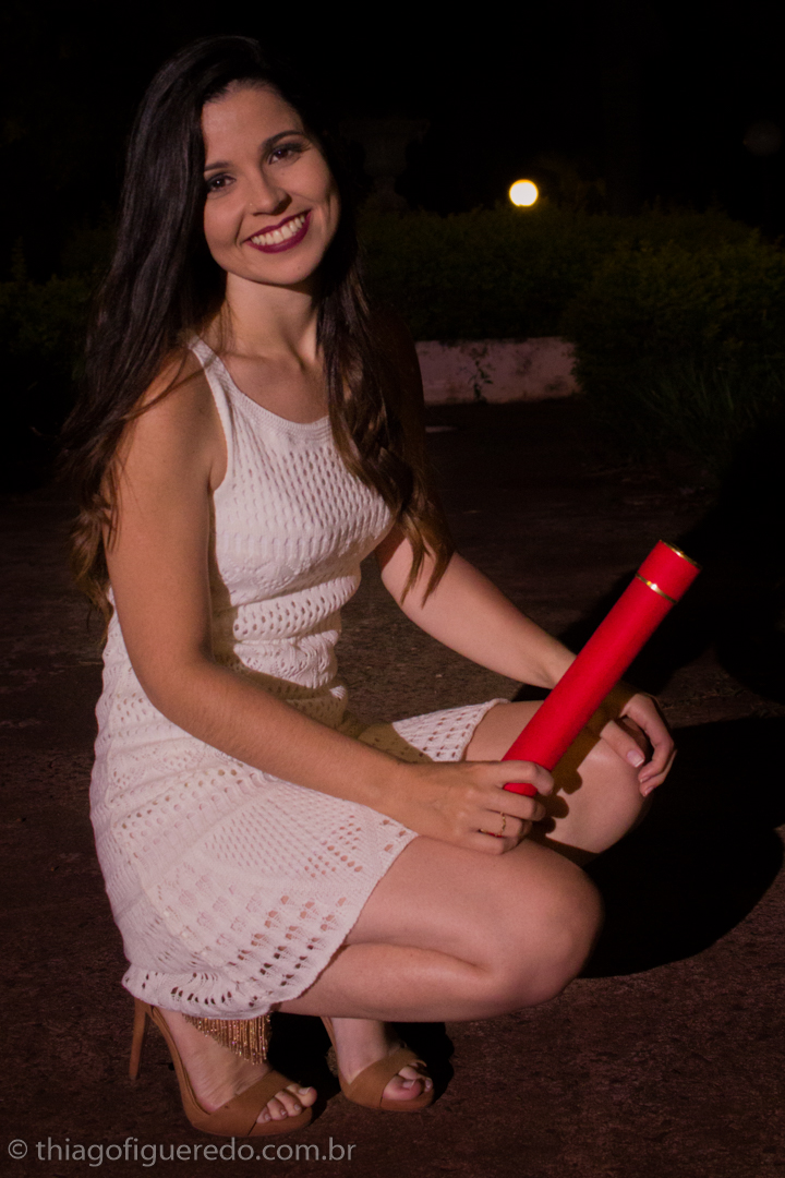 agachada na praça do hospital thereza perlatti leticia com o canudo posando para o fotógrafo de formatura Jaú Thiago Figueredo em bela imagem