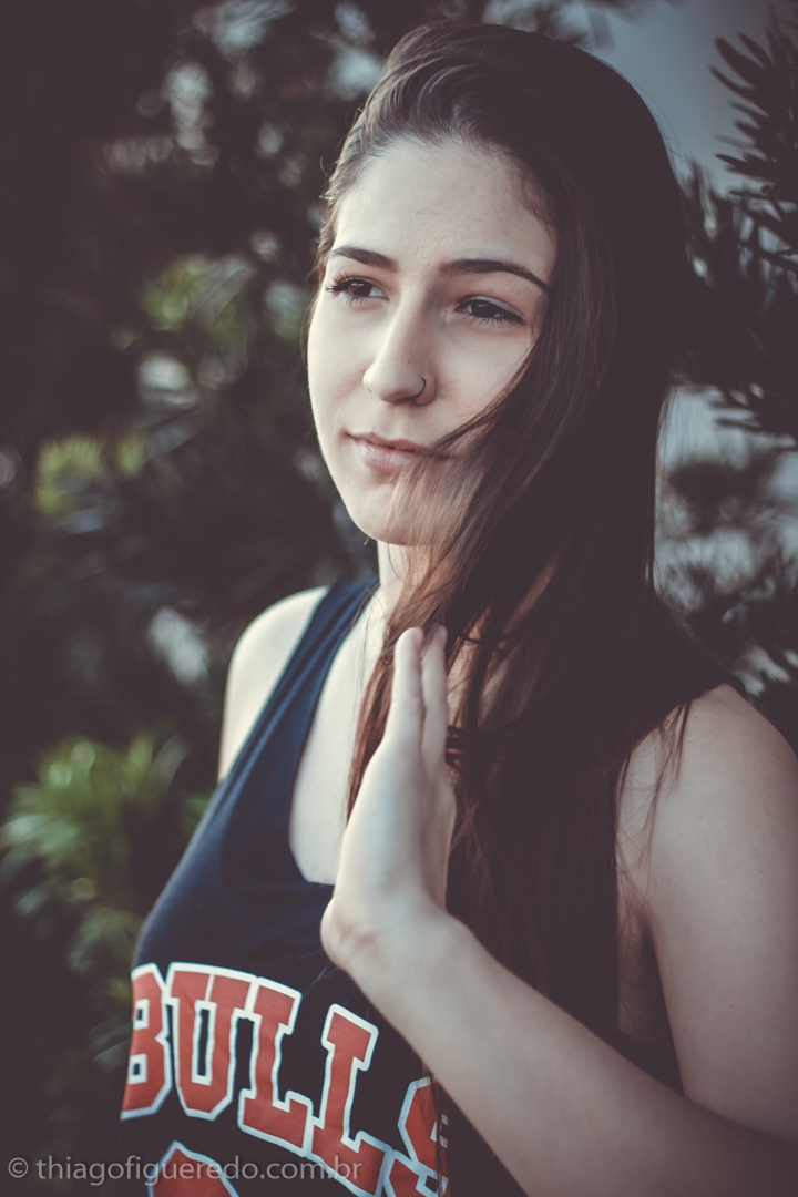 Passando as mãos pelos cabelos no click do fotógrafo de ensaio fotográfico de jaú e região Thiago Figueredo  em cena vertical