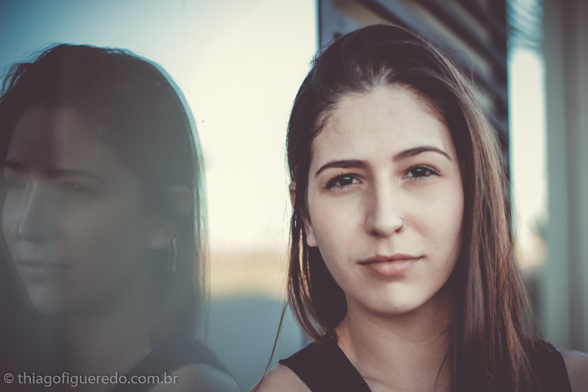 com reflexo do espelho a Bruna posa para fotógrafo de ensaio fotográfico de jaú e região Thiago Figueredo numa tarde