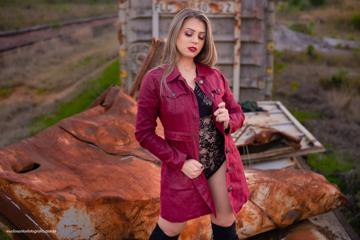 Murilo Santos Fotografia Ensaio Externo Ensaio Pessoal Isabel 25 Anos Ensaio ao Ar Livre Interior vagao trem abandonado Maracanã Castro Paraná