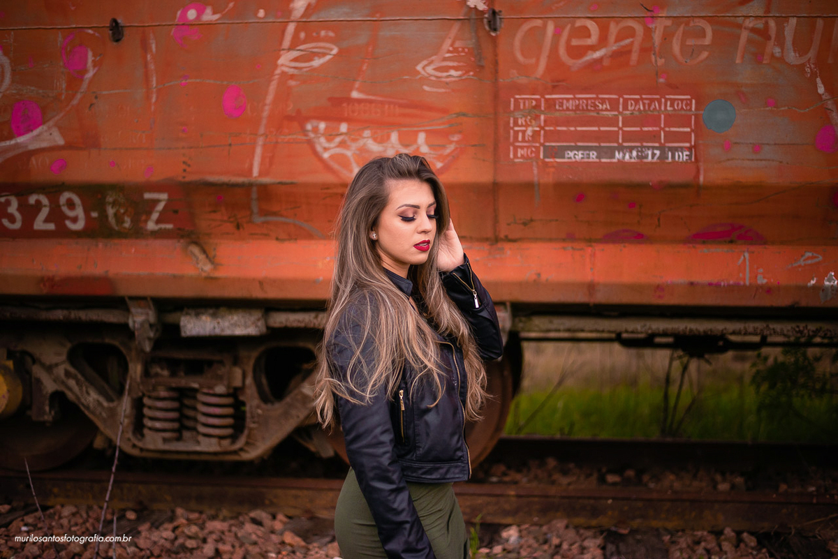 Murilo Santos Fotografia Ensaio Externo Ensaio Pessoal Isabel 25 Anos Ensaio ao Ar Livre Interior vagao trem abandonado Maracanã Castro Paraná