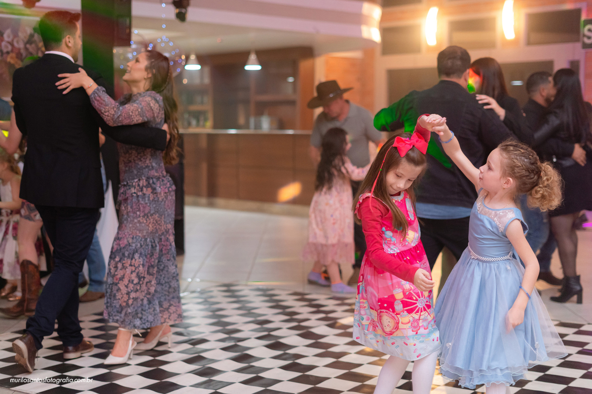 Kathellin 15 anos Murilo Santos Fotografia Castro Campos Gerais Festa Alegria Família Sorriso Balada Espontaneo Dança Sabor Mineiro Filleto