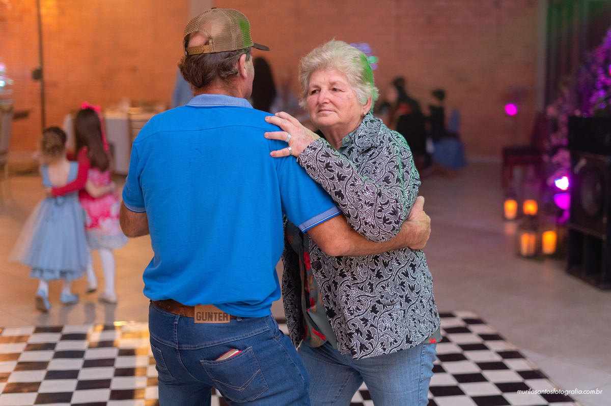 Kathellin 15 anos Murilo Santos Fotografia Castro Campos Gerais Festa Alegria Família Sorriso Balada Espontaneo Dança Sabor Mineiro Filleto