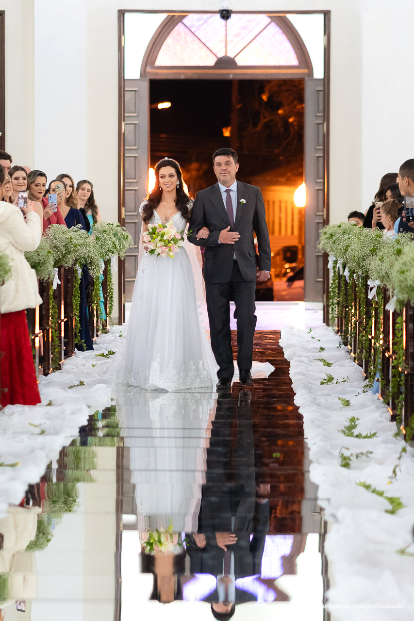 Carol e Pedro Murilo Santos Fotografia Castro Campos Gerais Paraná Casal Noivos Casamento wedding Noiva Noivo Casal Igreja Matriz Cerimonia Festa Sorriso Balada Espontaneo Dança Sabor Mineiro Filleto