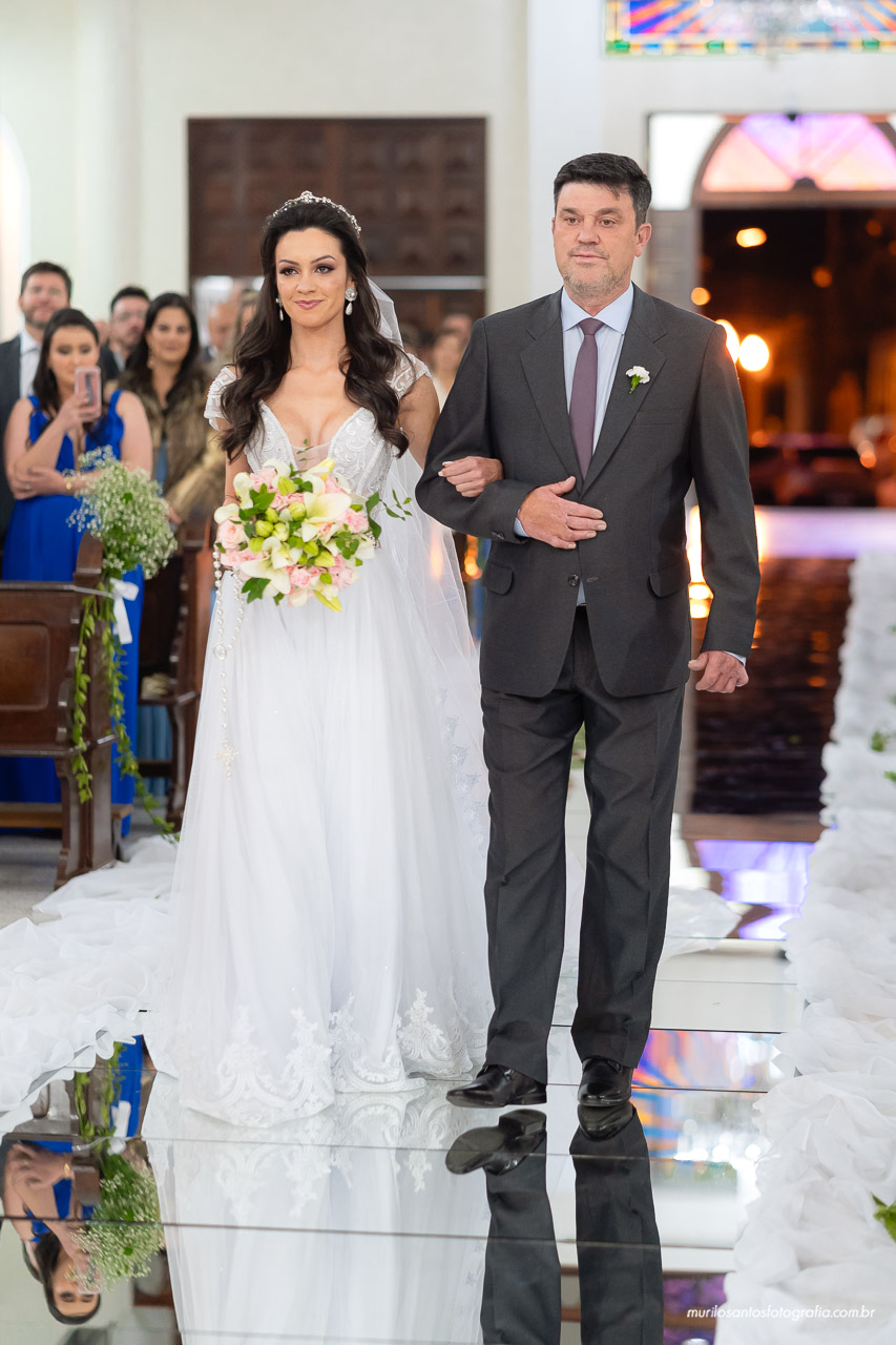Carol e Pedro Murilo Santos Fotografia Castro Campos Gerais Paraná Casal Noivos Casamento wedding Noiva Noivo Casal Igreja Matriz Cerimonia Festa Sorriso Balada Espontaneo Dança Sabor Mineiro Filleto