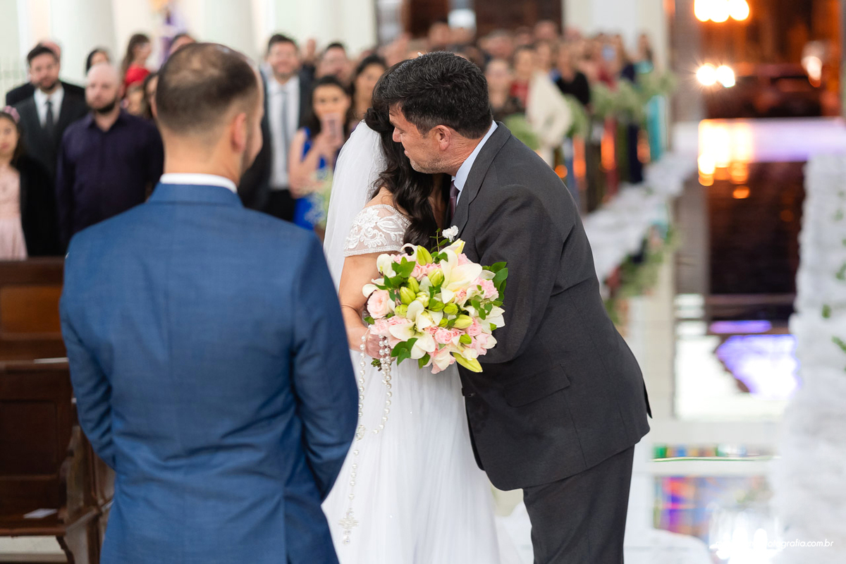 Carol e Pedro Murilo Santos Fotografia Castro Campos Gerais Paraná Casal Noivos Casamento wedding Noiva Noivo Casal Igreja Matriz Cerimonia Festa Sorriso Balada Espontaneo Dança Sabor Mineiro Filleto