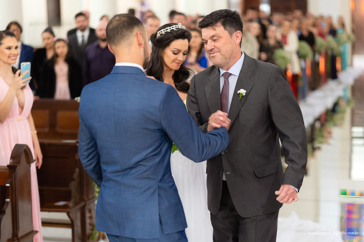 Carol e Pedro Murilo Santos Fotografia Castro Campos Gerais Paraná Casal Noivos Casamento wedding Noiva Noivo Casal Igreja Matriz Cerimonia Festa Sorriso Balada Espontaneo Dança Sabor Mineiro Filleto