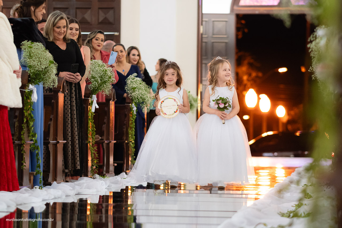 Carol e Pedro Murilo Santos Fotografia Castro Campos Gerais Paraná Casal Noivos Casamento wedding Noiva Noivo Casal Igreja Matriz Cerimonia Festa Sorriso Balada Espontaneo Dança Sabor Mineiro Filleto