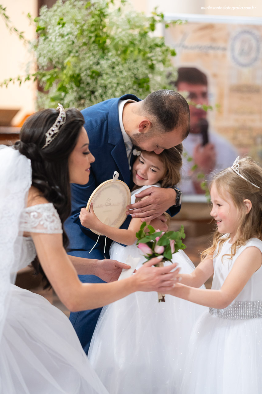 Carol e Pedro Murilo Santos Fotografia Castro Campos Gerais Paraná Casal Noivos Casamento wedding Noiva Noivo Casal Igreja Matriz Cerimonia Festa Sorriso Balada Espontaneo Dança Sabor Mineiro Filleto