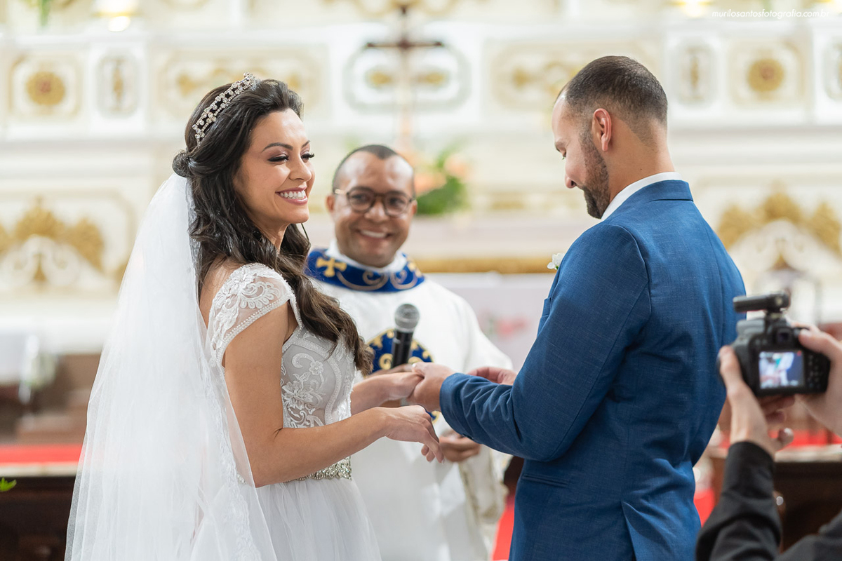 Carol e Pedro Murilo Santos Fotografia Castro Campos Gerais Paraná Casal Noivos Casamento wedding Noiva Noivo Casal Igreja Matriz Cerimonia Festa Sorriso Balada Espontaneo Dança Sabor Mineiro Filleto