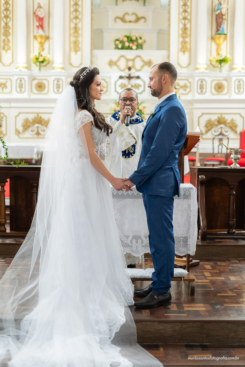 Carol e Pedro Murilo Santos Fotografia Castro Campos Gerais Paraná Casal Noivos Casamento wedding Noiva Noivo Casal Igreja Matriz Cerimonia Festa Sorriso Balada Espontaneo Dança Sabor Mineiro Filleto