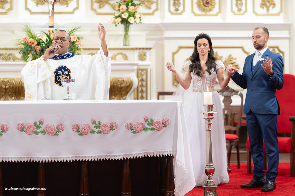 Carol e Pedro Murilo Santos Fotografia Castro Campos Gerais Paraná Casal Noivos Casamento wedding Noiva Noivo Casal Igreja Matriz Cerimonia Festa Sorriso Balada Espontaneo Dança Sabor Mineiro Filleto