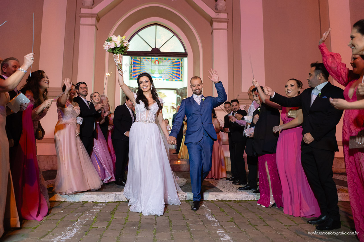 Carol e Pedro Murilo Santos Fotografia Castro Campos Gerais Paraná Casal Noivos Casamento wedding Noiva Noivo Casal Igreja Matriz Cerimonia Festa Sorriso Balada Espontaneo Dança Sabor Mineiro Filleto