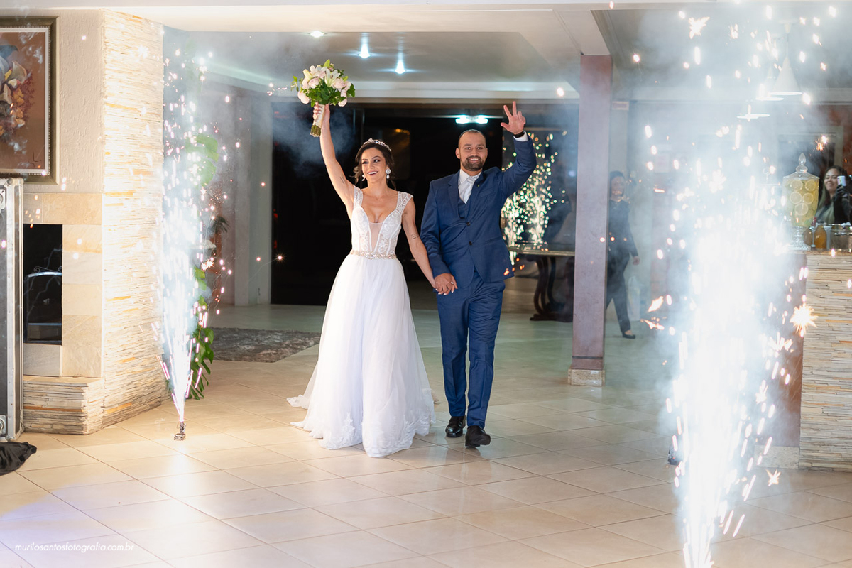 Carol e Pedro Murilo Santos Fotografia Castro Campos Gerais Paraná Casal Noivos Casamento wedding Noiva Noivo Casal Igreja Matriz Cerimonia Festa Sorriso Balada Espontaneo Dança Sabor Mineiro Filleto