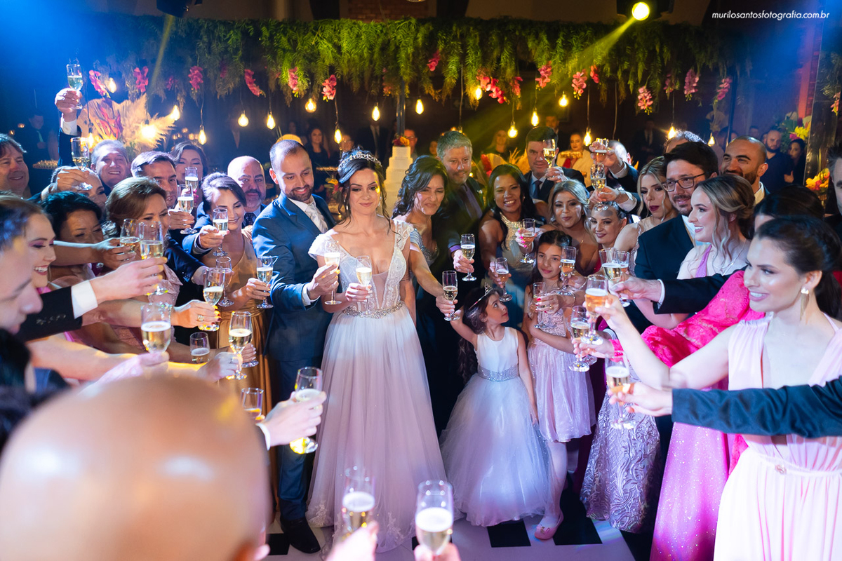 Carol e Pedro Murilo Santos Fotografia Castro Campos Gerais Paraná Casal Noivos Casamento wedding Noiva Noivo Casal Igreja Matriz Cerimonia Festa Sorriso Balada Espontaneo Dança Sabor Mineiro Filleto