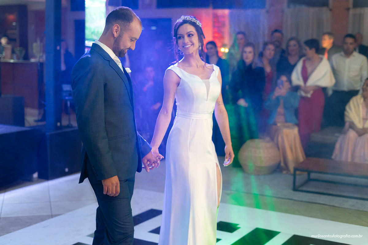 Carol e Pedro Murilo Santos Fotografia Castro Campos Gerais Paraná Casal Noivos Casamento wedding Noiva Noivo Casal Igreja Matriz Cerimonia Festa Sorriso Balada Espontaneo Dança Sabor Mineiro Filleto