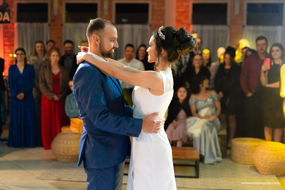 Carol e Pedro Murilo Santos Fotografia Castro Campos Gerais Paraná Casal Noivos Casamento wedding Noiva Noivo Casal Igreja Matriz Cerimonia Festa Sorriso Balada Espontaneo Dança Sabor Mineiro Filleto