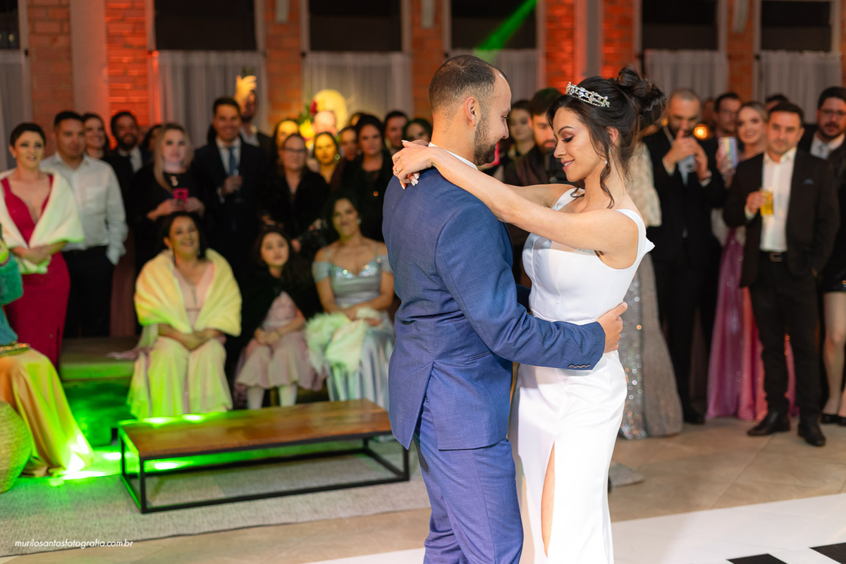Carol e Pedro Murilo Santos Fotografia Castro Campos Gerais Paraná Casal Noivos Casamento wedding Noiva Noivo Casal Igreja Matriz Cerimonia Festa Sorriso Balada Espontaneo Dança Sabor Mineiro Filleto