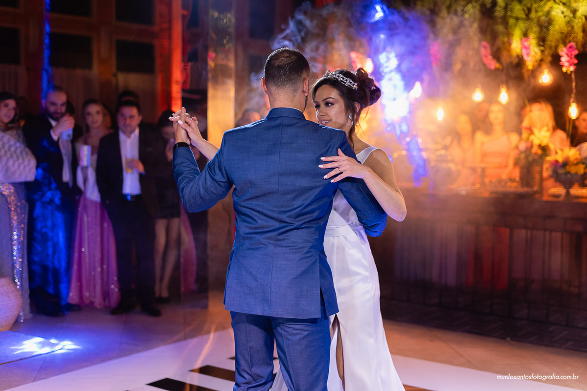 Carol e Pedro Murilo Santos Fotografia Castro Campos Gerais Paraná Casal Noivos Casamento wedding Noiva Noivo Casal Igreja Matriz Cerimonia Festa Sorriso Balada Espontaneo Dança Sabor Mineiro Filleto